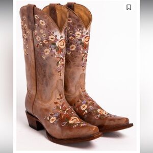 Embroidered Leather Boots
Size 8
In great condition